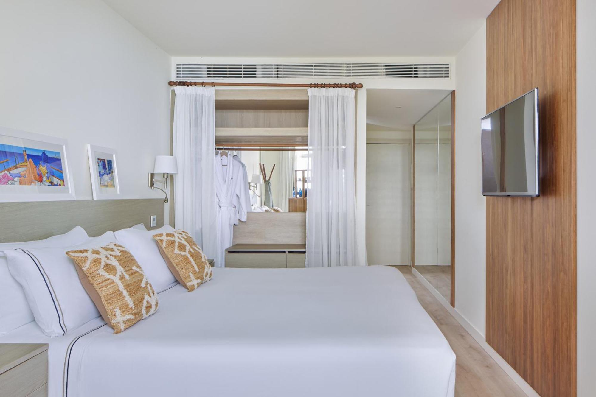 Melia Cala Galdana Hotel Cala Galdana  Exterior foto A bedroom at the hotel