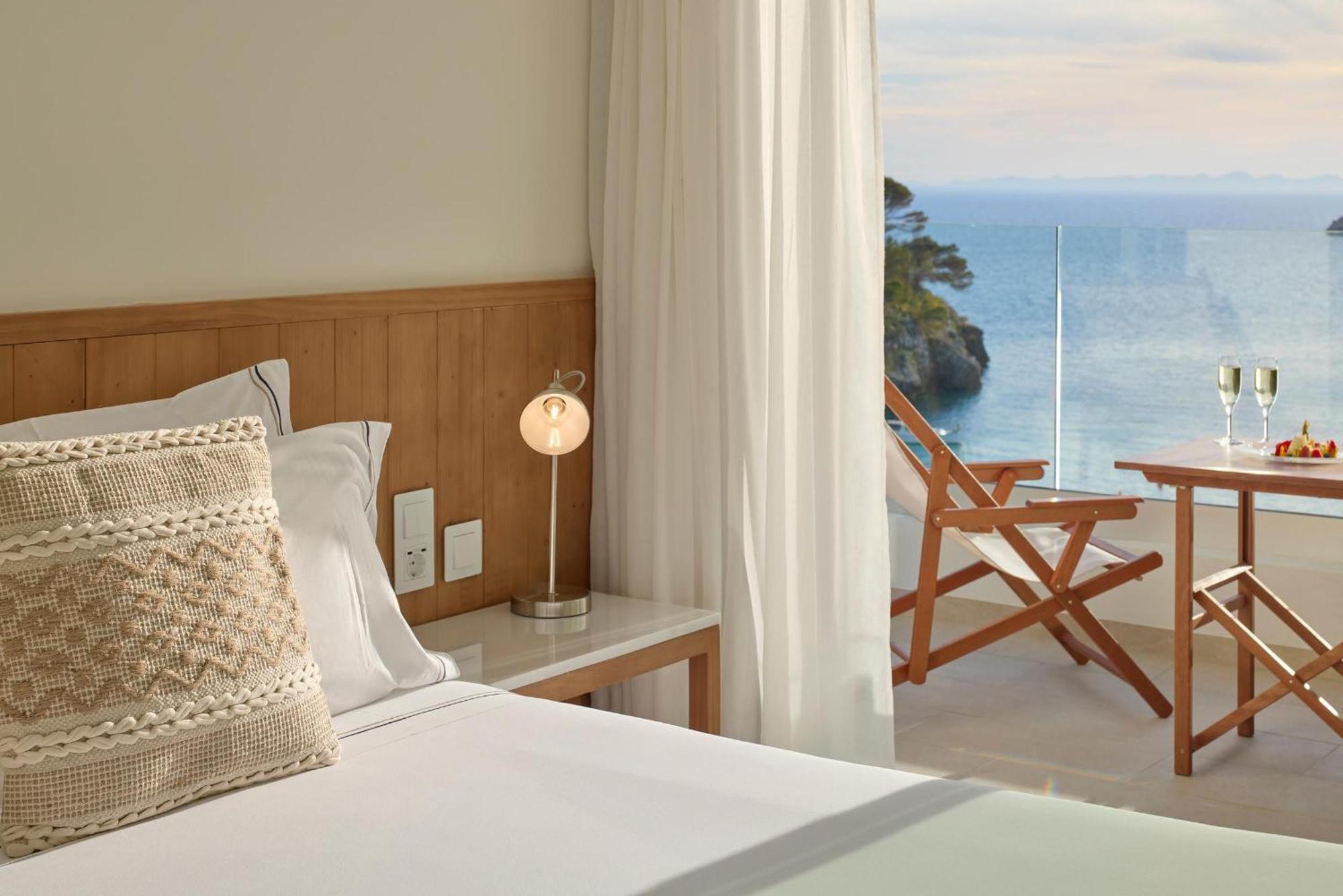 Melia Cala Galdana Hotel Cala Galdana  Exterior foto A room at the hotel