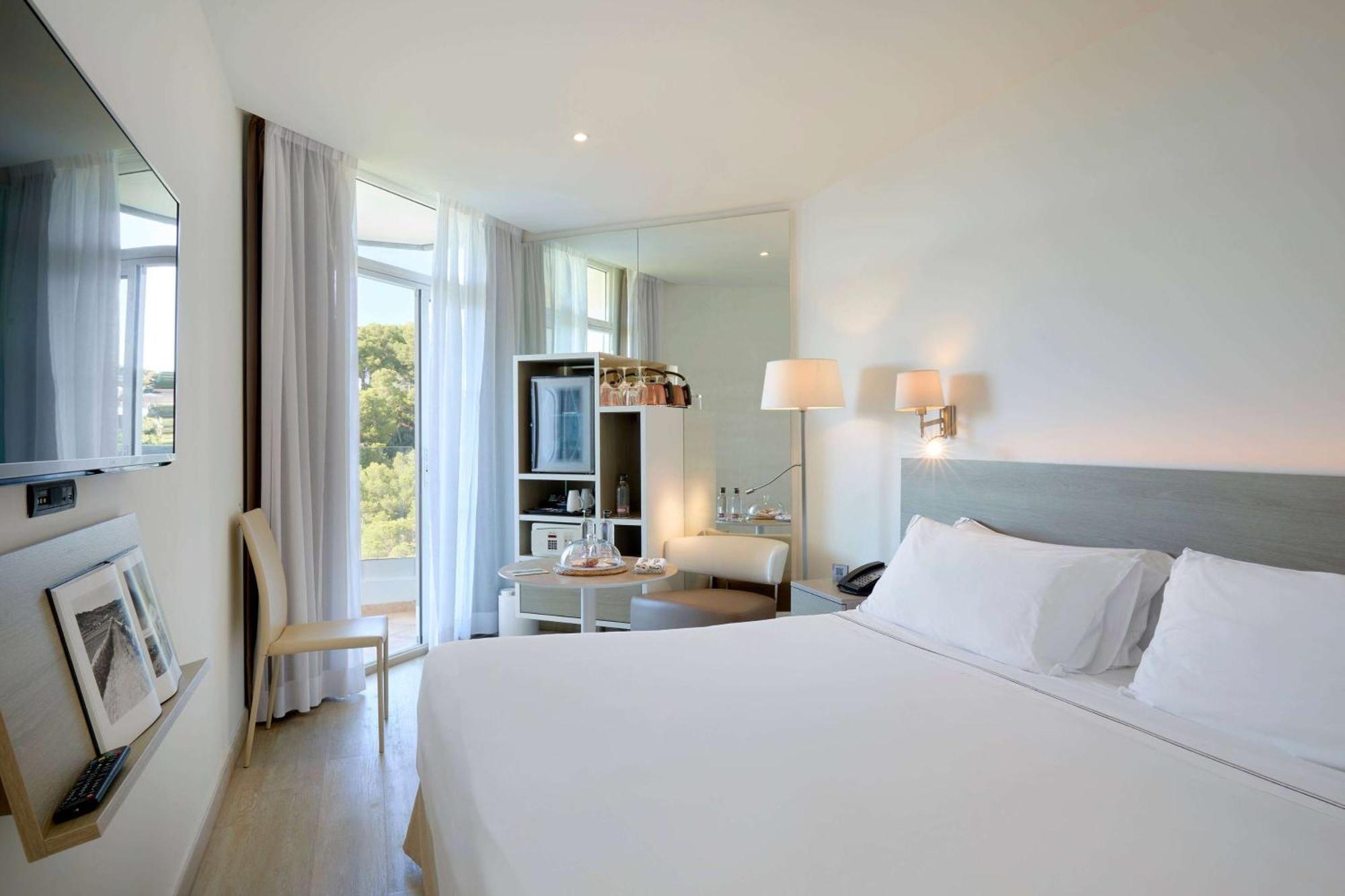 Melia Cala Galdana Hotel Cala Galdana  Exterior foto A room at the hotel